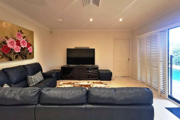 غرفة تلفزيون مع إمكانية الوصول إلى غرفة الألعاب وحمام السباحة