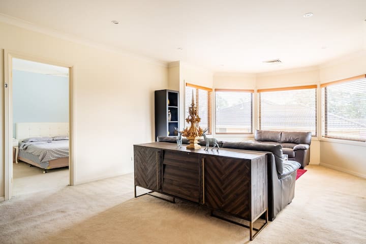 منطقة استراحة في الطابق العلوي مع أريكة بمقعدين