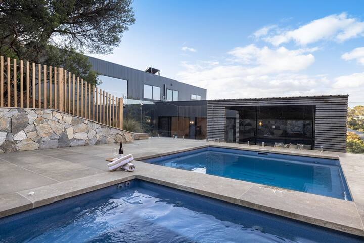 Ocean Beach Retreat–Contemporary Rye Accommodation gallery image 2