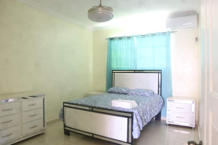 ห้องพักอบอุ่นพร้อมเครื่องปรับอากาศ พัดลมเพดาน และตู้เสื้อผ้ากว้างขวางเพื่อความสะดวกสบายยิ่งขึ้น

