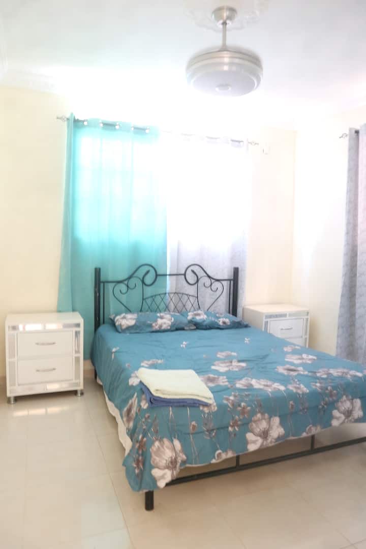 ห้องนี้มีการระบายอากาศตามธรรมชาติ พัดลมเพดาน และตู้เสื้อผ้ากว้างขวางเพื่อความสะดวกสบายยิ่งขึ้น