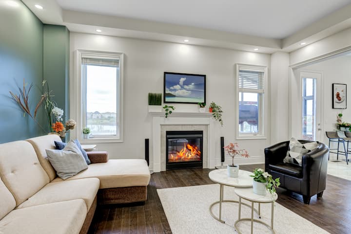 6BR 6BA Luxe Aurora Retreat | Pool Table, Sun Room