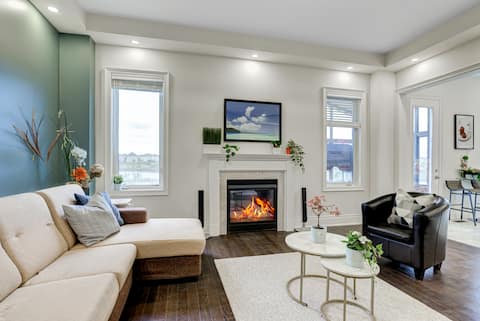 6BR 6BA Luxe Aurora Retreat | Pool Table, Sun Room