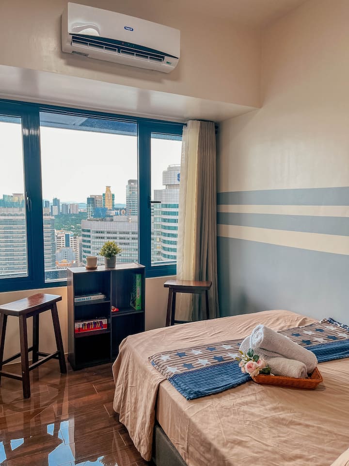 สัมผัสความสะดวกสบายและความเป็นกันเองของห้องนอน Airbnb ของเราซึ่งมองเห็นวิวอันน่าทึ่งของย่านธุรกิจใจกลางมาคาติ ห้องพักมีเตียงหรูหราแสงไฟอ่อนๆและการตกแต่งที่ผ่อนคลายสร้างสถานที่พักผ่อนที่สมบูรณ์แบบหลังจากอยู่ในเมืองมาทั้งวัน