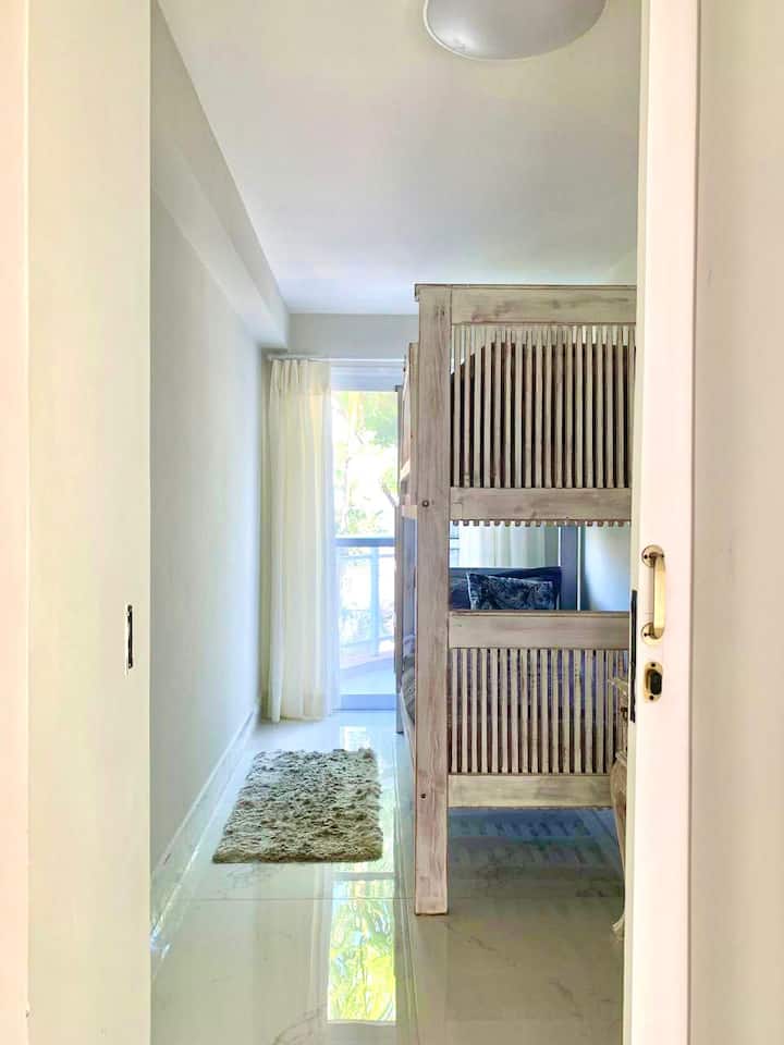 Dormitorio con litera, tocador y sillón