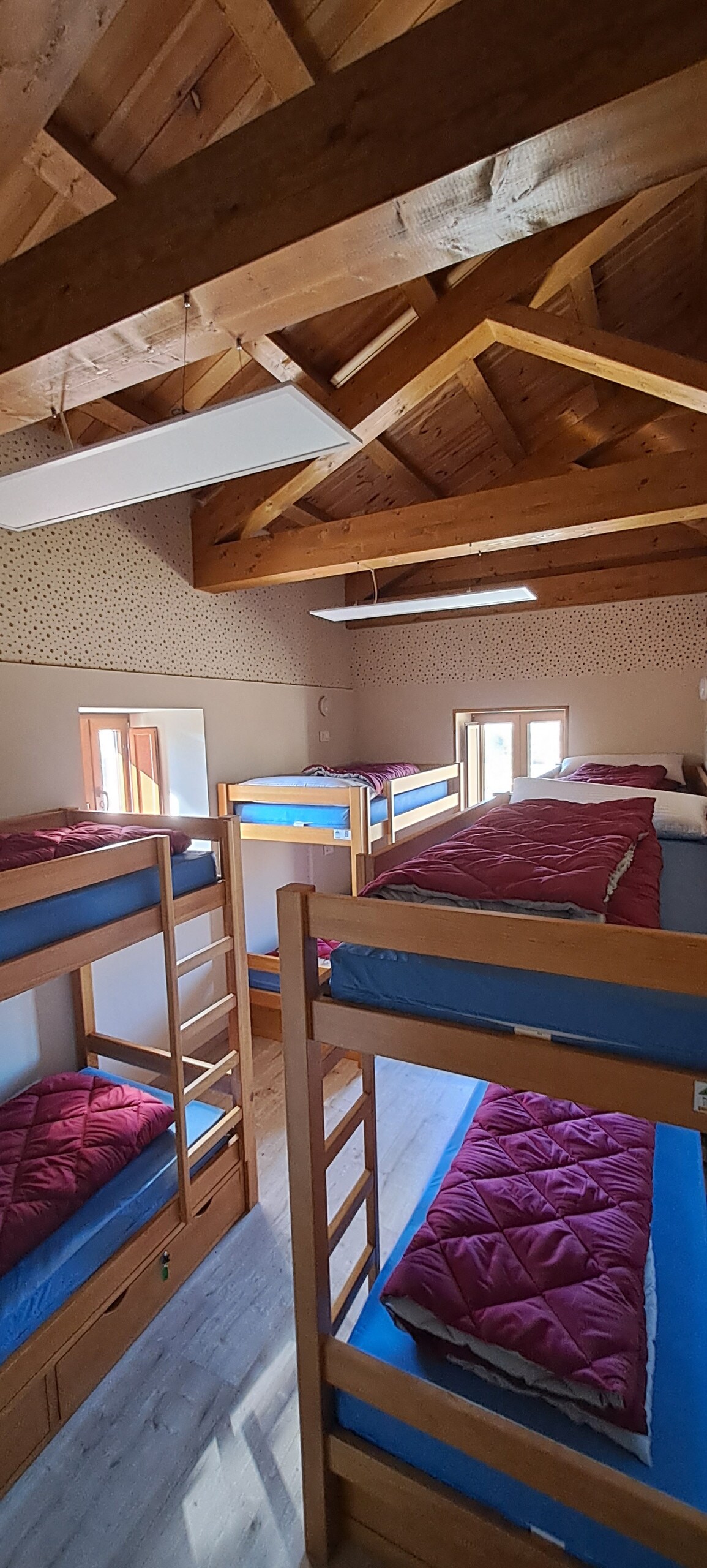 Секој кревет  има приклучок, шкафче, санитарен душек, ќебе и јорган.
За престои од 2 ноќевања или повеќе со памучни чаршафи.
Сместувања 1 ноќевање: чаршафи за еднократна употреба ( памук 1 ноќевање: дополнителна цена 4 €
Крпи: 2 €
ЕКСКЛУЗИВЕН ПРОСТОР ЗА ОДМОР
