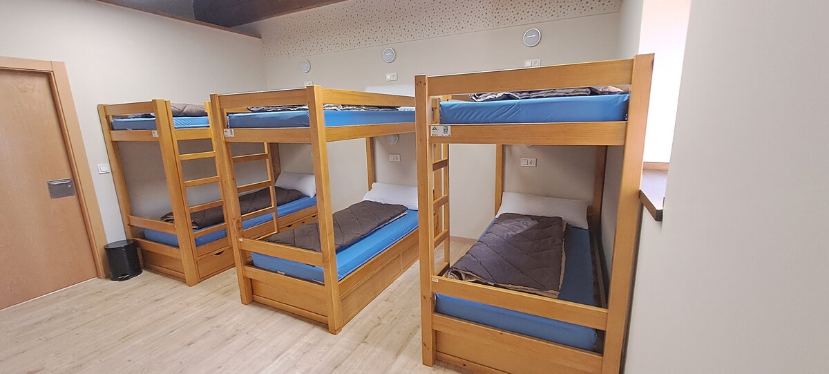 Секој кревет  има приклучок, шкафче, санитарен душек, ќебе и јорган.
За престои од 2 ноќевања или повеќе со памучни чаршафи.
Сместувања 1 ноќевање: чаршафи за еднократна употреба ( памук 1 ноќевање: дополнителна цена € 4 Крпи: € 2
ЕКСКЛУЗИВЕН ПРОСТОР ЗА ОДМОР
