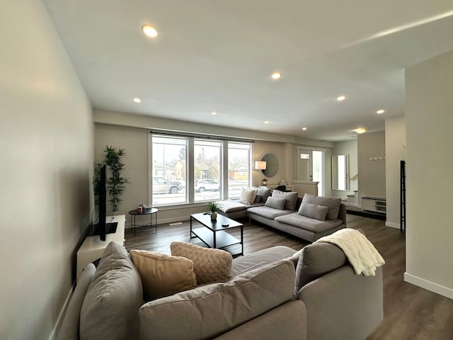 New Luxury 4 Bedroom Home (1800 sq ft) + parking