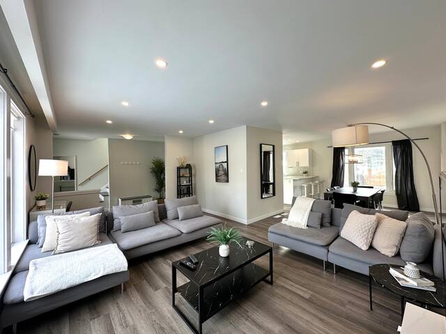 New Luxury 4 Bedroom Home (1800 sq ft) + parking gallery image 4