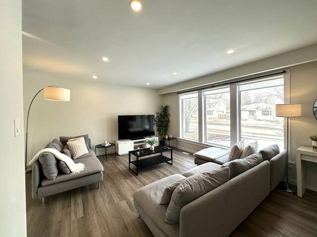 New Luxury 4 Bedroom Home (1800 sq ft) + parking gallery image 2