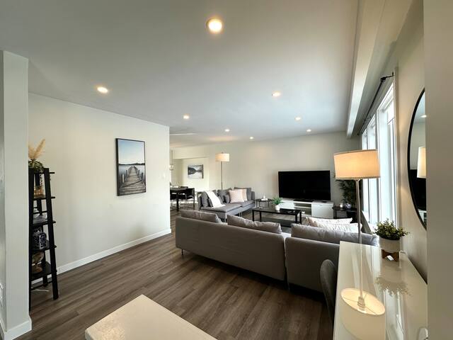 New Luxury 4 Bedroom Home (1800 sq ft) + parking gallery image 5