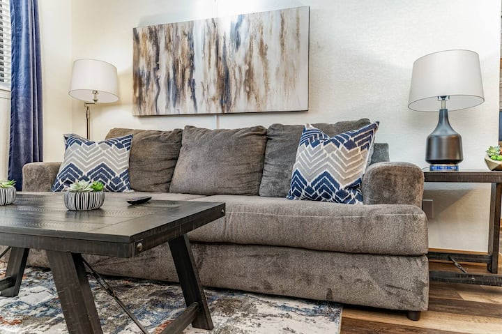 Sientes una sensación de paz al entrar en la sala de estar , con su decoración acogedora y tonos relajantes.