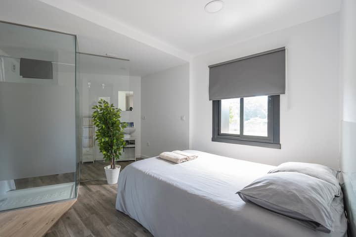 Dormitorio principal cómodo y luminoso, ideal para descansar en un entorno tranquilo tras un día de playa o rutas por la zona.