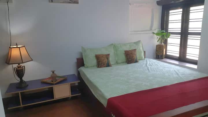 Првата соба на приземјето.