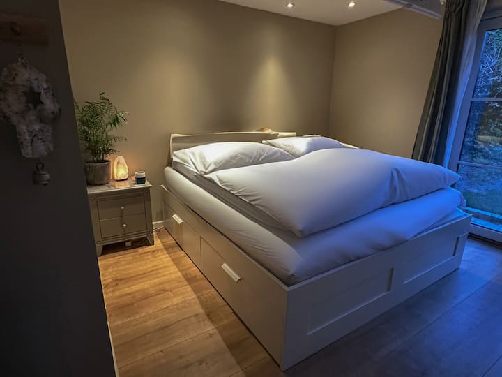 Schlafzimmer mit einem Kingsize-Bett mit 9 Zonen mit Taschenfedern (190 x 200 cm), 32-Zoll-Fernseher.

Es gibt große Schränke für Kleidung und doppelte Terrassentüren zum Garten mit Morgensonne.

Es gibt einen großen Brombeerbusch mit köstlichen natürlichen Beeren im Juli.