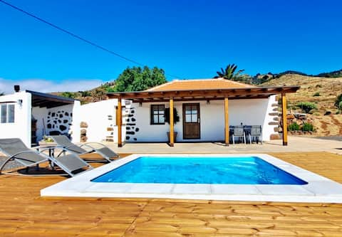 Cozy cottage with a pool