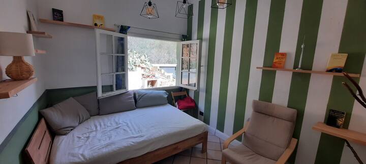 La camera creativa 9m2 viene solitamente prenotata con l'annuncio. Molto tranquillo e rilassante con vista sulle montagne.