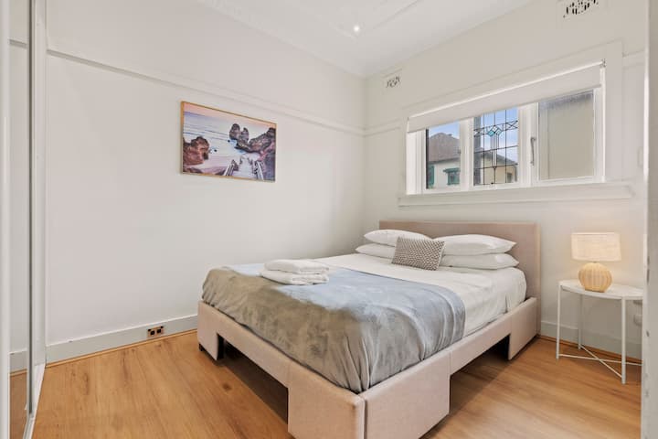 2号卧室配有一张标准双人床、内置衣柜和朝北的铅光窗