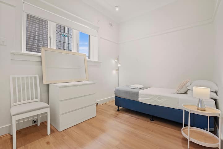 我们本可以将其设置为双人床空间，但考虑到公寓内只有一个卫生间，我们决定将其设置为单人床空间