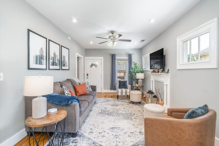 広々としたオープンコンセプトのリビングルーム