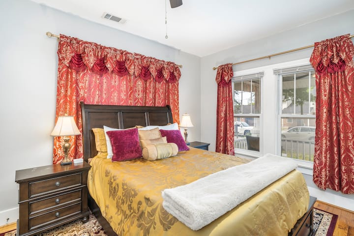 クイーンベッドがあるローリーの歴史をテーマにした寝室。 ナイトスタンドの一番上の引き出しの中にスリープマシンをご用意しています。