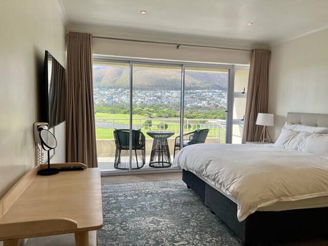 Mountain Views in Mouille Point gallery image 2