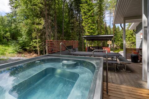 Villa Rinnesappee Ski-in/Ski-out, outdoor hot tub.