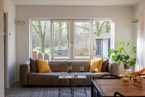 Unique schoolhouse 6p with garden & hot tub in nature