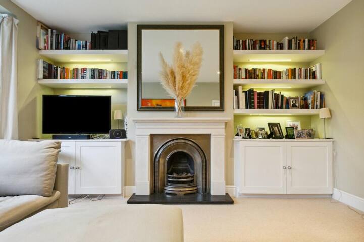 Bright and Spacious Whitburn House in Barnes gallery image 4