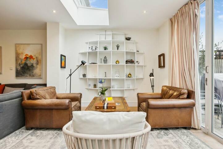 Bright and Spacious Whitburn House in Barnes gallery image 3