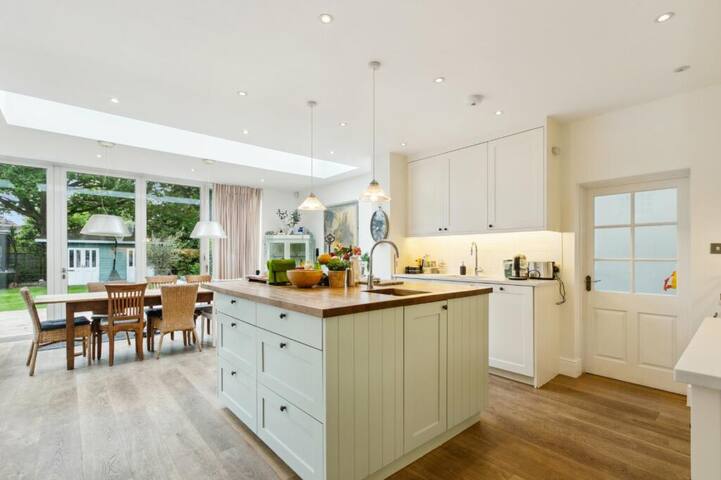 Bright and Spacious Whitburn House in Barnes gallery image 2