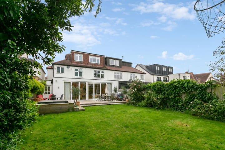Bright and Spacious Whitburn House in Barnes