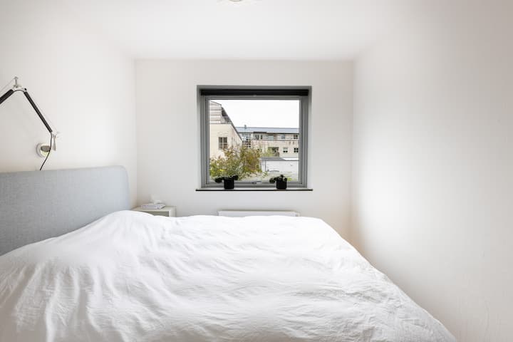 ห้องนอนพร้อมเตียงสูงแยกกัน 2 เตียง อีกหนึ่งมีที่นอน "แข็ง" และอีกหนึ่งมีความแข็งปานกลาง