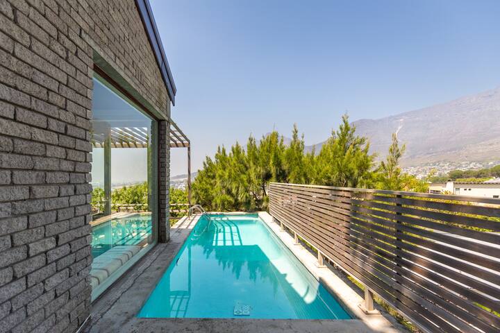 Lion’s Head Villa with Pool & Table mountain Views gallery image 3