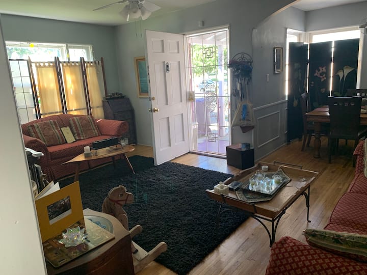 Spacious Room In A Warm Atmosphere - Burbank, CA