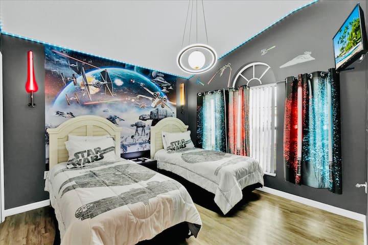 قد تكون القوة معك في غرفة نومنا المزدوجة التي تحمل طابع حرب النجوم مع حمام داخلي