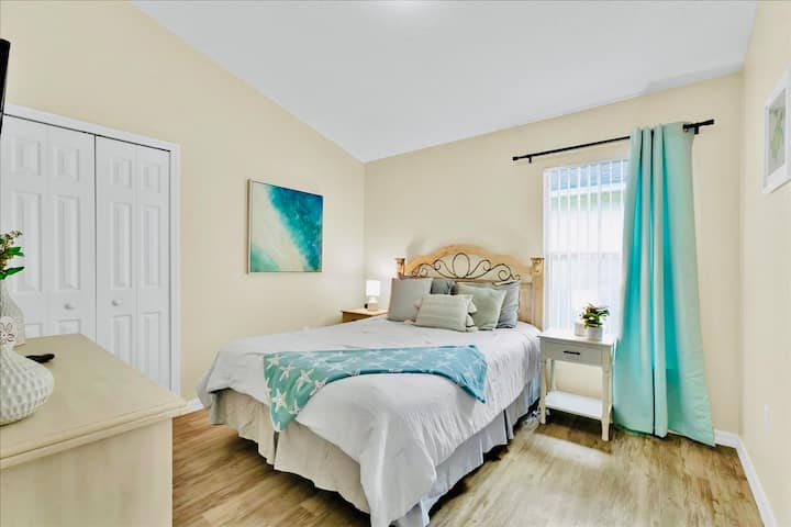 سرير مريح بحجم كوين يعد بالاسترخاء العميق