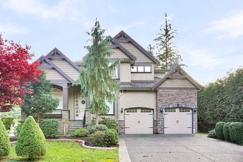 Luxury Home 7BR in Langley… Sleeps 22!