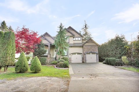 Luxury Home 7BR in Langley… Sleeps 22!