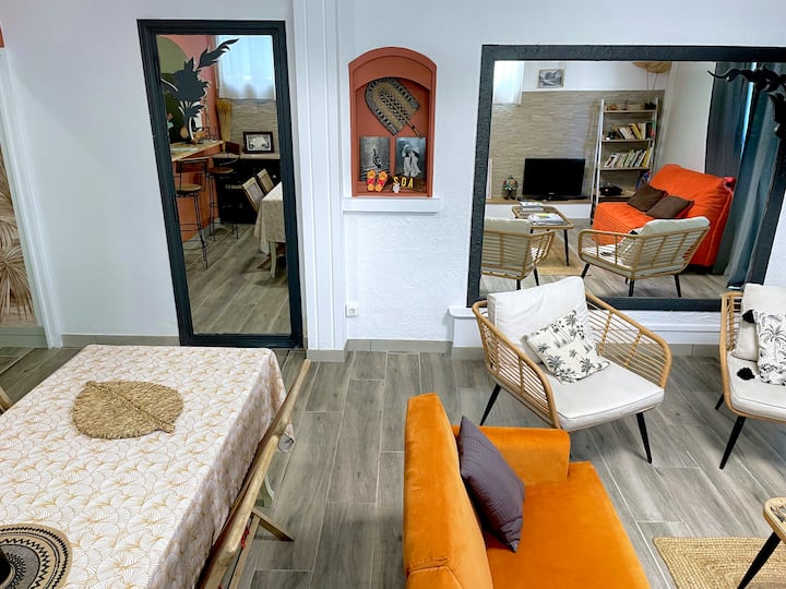 พื้นที่นั่งเล่นที่เปิดให้บริการห้องรับประทานอาหารและห้องครัวมีเตียงโซฟาเก้าอี้เท้าแขนต่างๆโต๊ะกาแฟและทีวีจอแบน 