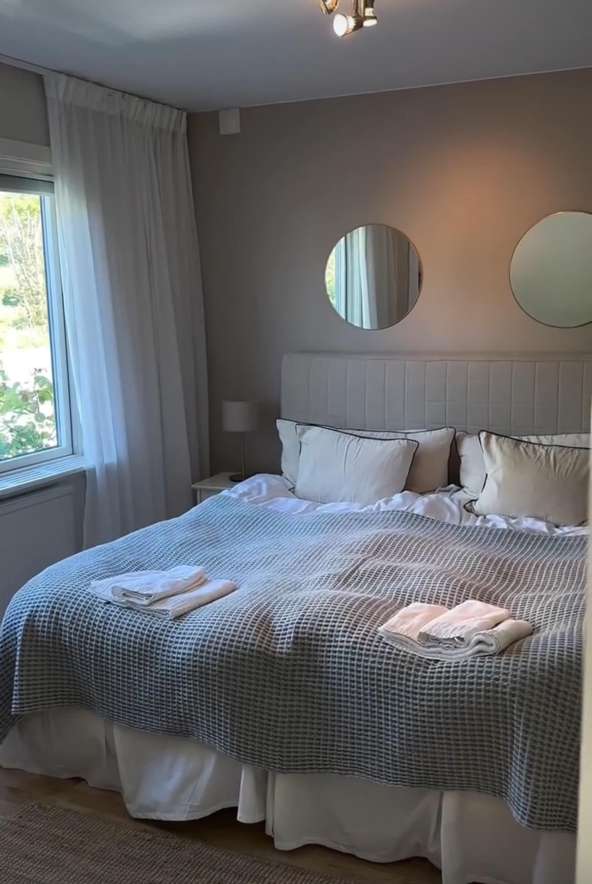 Соба 25 е семејна соба со двокреветна соба со два единечни кревета, приватна бања со туш и дополнителна соба со кауч на спуштање. Телевизор и Chromecast во секоја соба. Креветите се направени. Вклучени се крпи и крем за туширање, шампон и балсам за коса. 