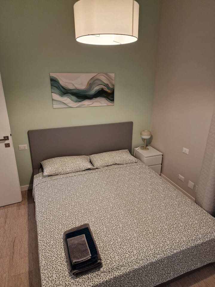 Habitación cómoda y funcional con colchón, armario y vestidor de alta calidad. Encontrarás una nevera, un tendedero y una tabla de planchar portátil en caso de que necesites lavar y planchar algo. También te proporcionaremos un juego de 3 toallas.