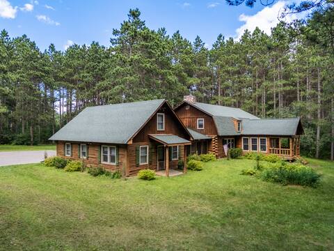 Huge Log Cabin sleeps 25+ dog friendly near Dells