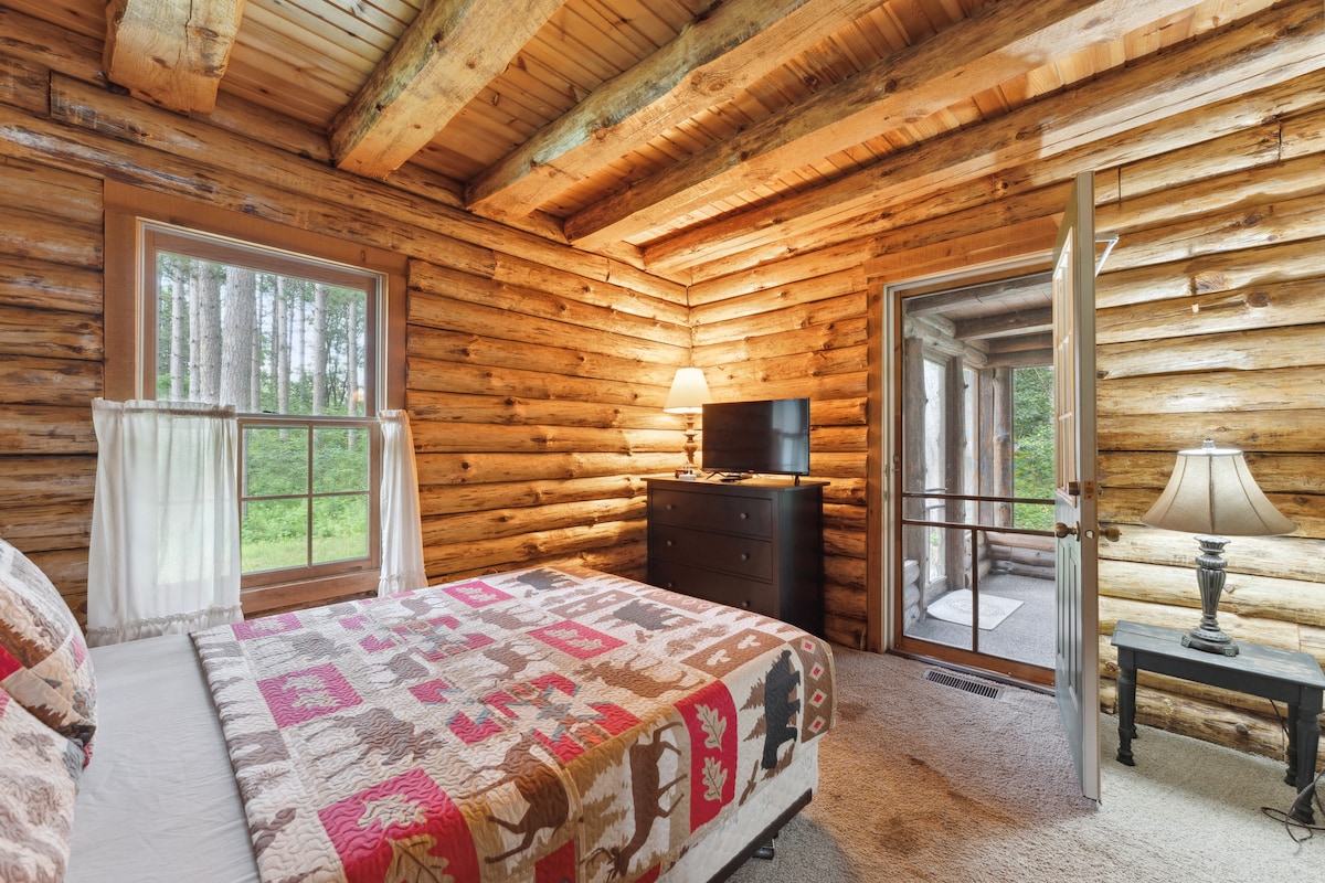 La cama completa de la cabaña del nivel principal incluye TV Roku, cómoda, despertador con cargador USB, ventilador portátil, almohada y mantas adicionales, armario con perchas y acceso al porche protegido.