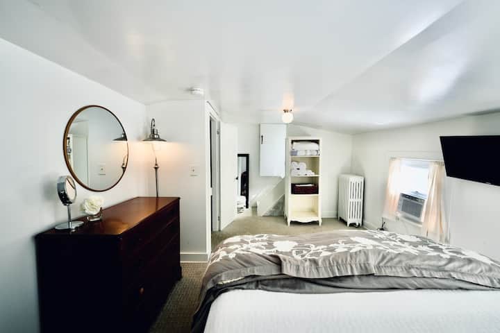 Štvrtá spálňa je prístupná po vlastnom schodisku z brlohu a má vlastnú kúpeľňu s toaletou hore po malom schodisku v zadnej časti fotky.