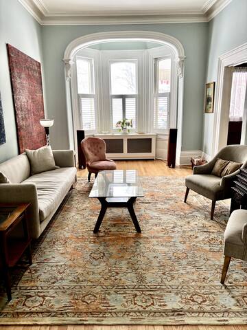 Charming urban heritage home, parking & transit