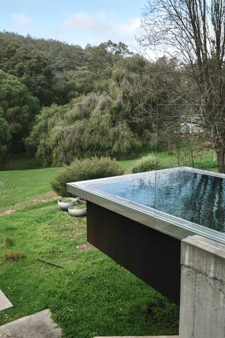 Artful country escape with a Floating Pool! gallery image 2