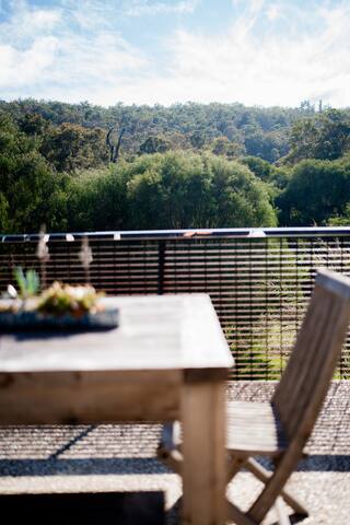 Artful country escape with a Floating Pool! gallery image 4