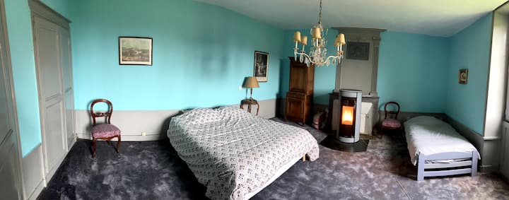Chambre au Rdc
Lit double 160cm
Lit simple 90cm
Plusieurs rangements intégrés et petite armoire