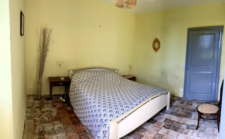 Chambre au Rdc
Lit double 160cm
Espace de rangement intégré